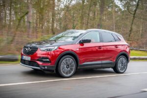 Opel Grandland X: una luce blu quando viaggia in elettrico