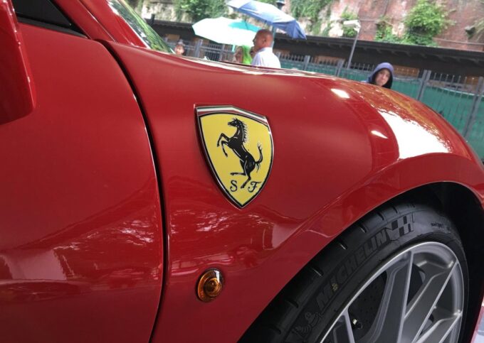 Ferrari, il Covid-19 dimezza le consegne: -48% nel secondo semestre 2020
