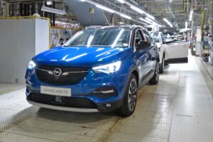 Opel Grandland X Hybrid: il primo esemplare è uscito dalla linea di produzione