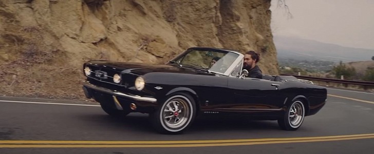 Jason Momoa: restaurata la Ford Mustang 1965 della moglie [VIDEO]