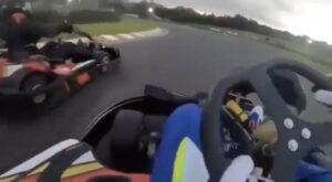 Go-Kart a noleggio: sbattuto fuori strada, raggiunge e picchia l’avversario [VIDEO]