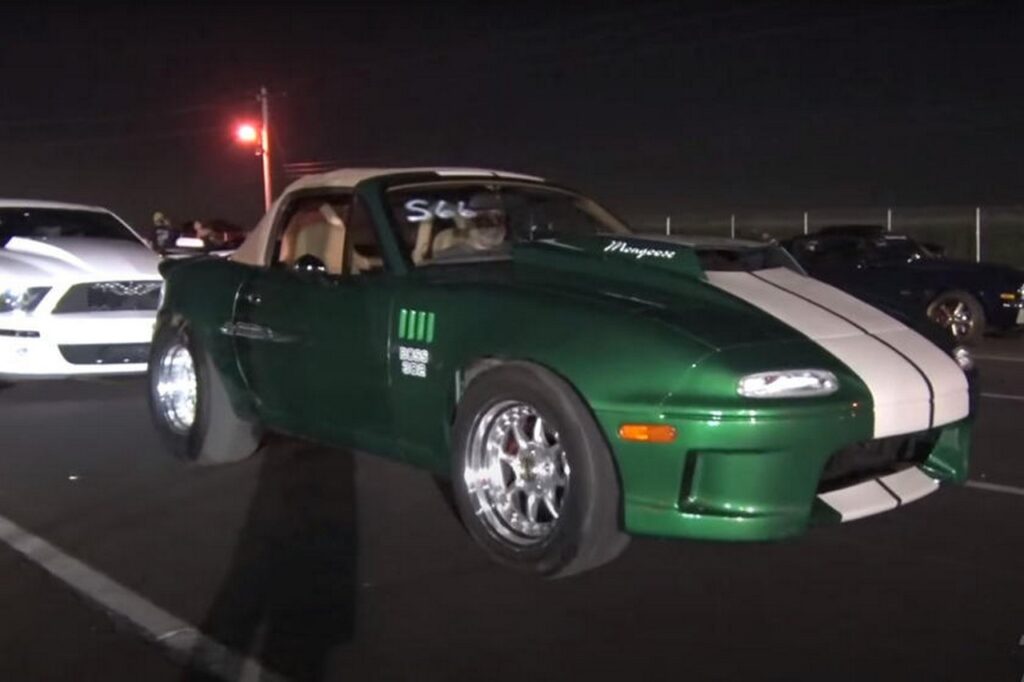 Mazda MX-5 V8 Ford Boss 302: invincibile nel 1/4 di miglio [VIDEO]