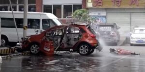 Cina: un’auto elettrica prende fuoco ed esplode davanti ai pompieri [VIDEO]