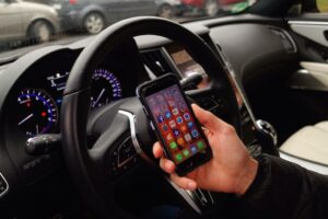 Parlare al cellulare alla guida: come rimanere concentrati