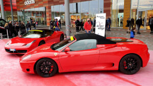 Ferrari Day: al Da Vinci Village sfilano le auto del Club Passione Rossa [FOTO]