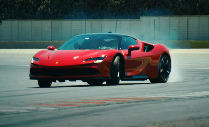 Ferrari SF90 Stradale: spettacolo in pista con il drift di Chris Harris [VIDEO]