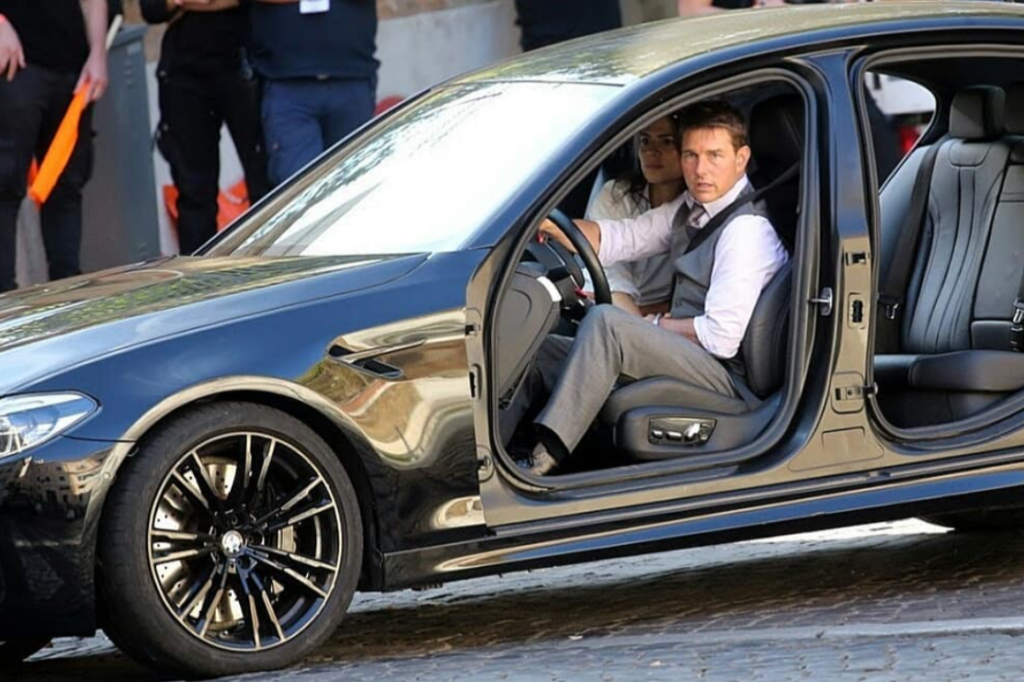 Mission Impossible 7: Tom Cruise con una BMW M5 sfreccia tra le strade di Roma