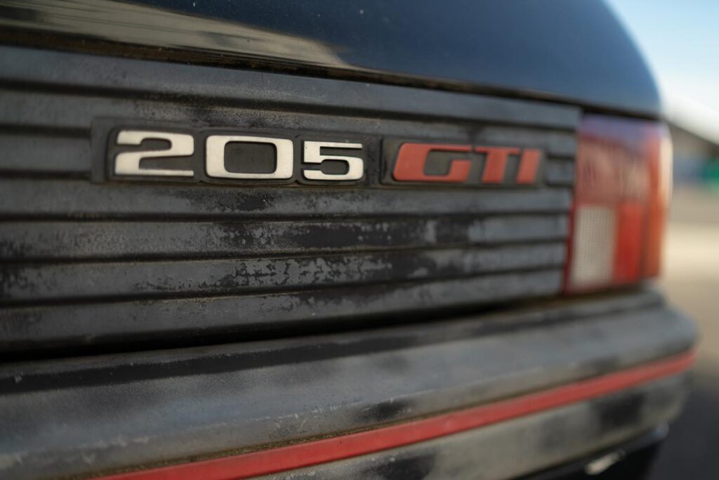 Peugeot 205 GTI è la prima auto restaurata da “L’Aventure Peugeot” [FOTO e VIDEO]