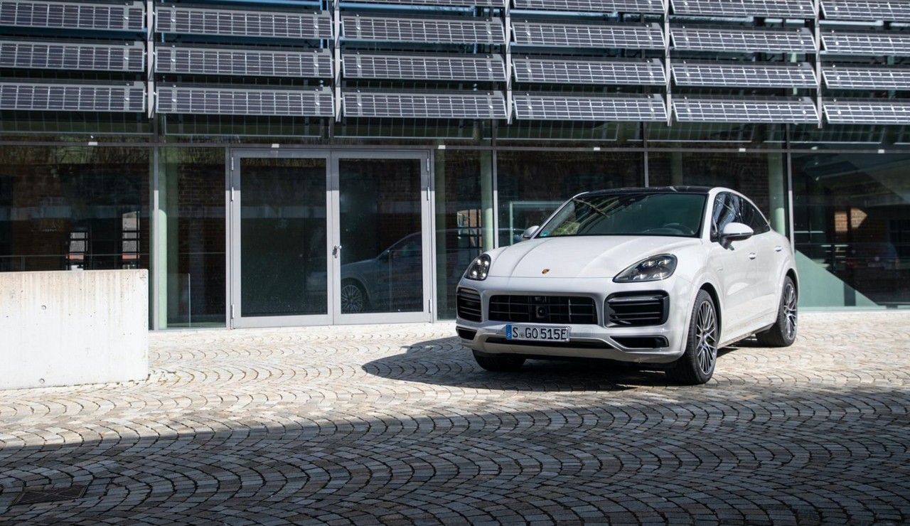 Porsche Cayenne E-Hybrid 2021: aumenta l’autonomia in elettrico
