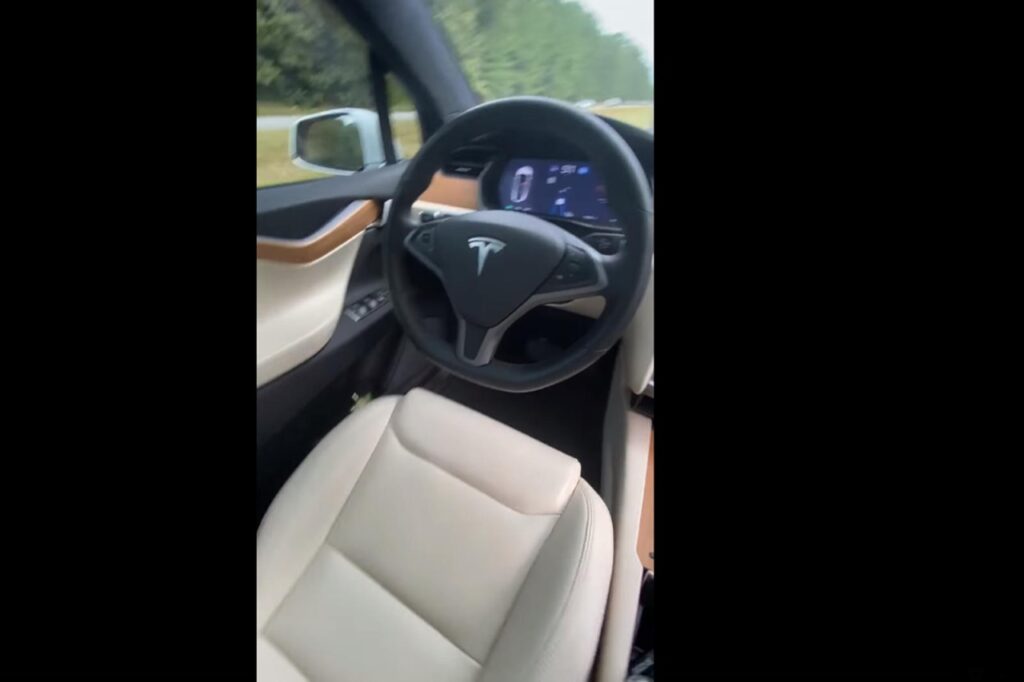 Tesla Model X: abbandona il volante e si filma dal sedile del passeggero [VIDEO]