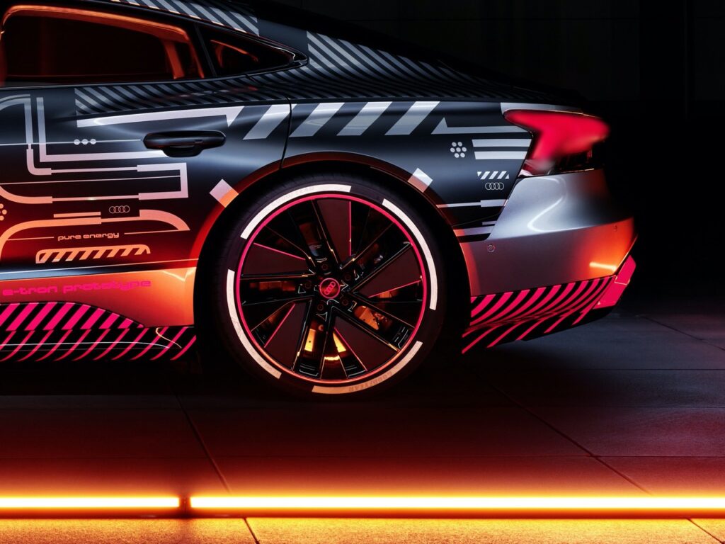 Audi e-tron GT RS 2021: potrebbe avere 3 motori elettrici e una potenza di 700 CV