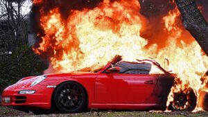 Brucia la Porsche dell’ex compagno 65enne, indagata donna di 53 anni