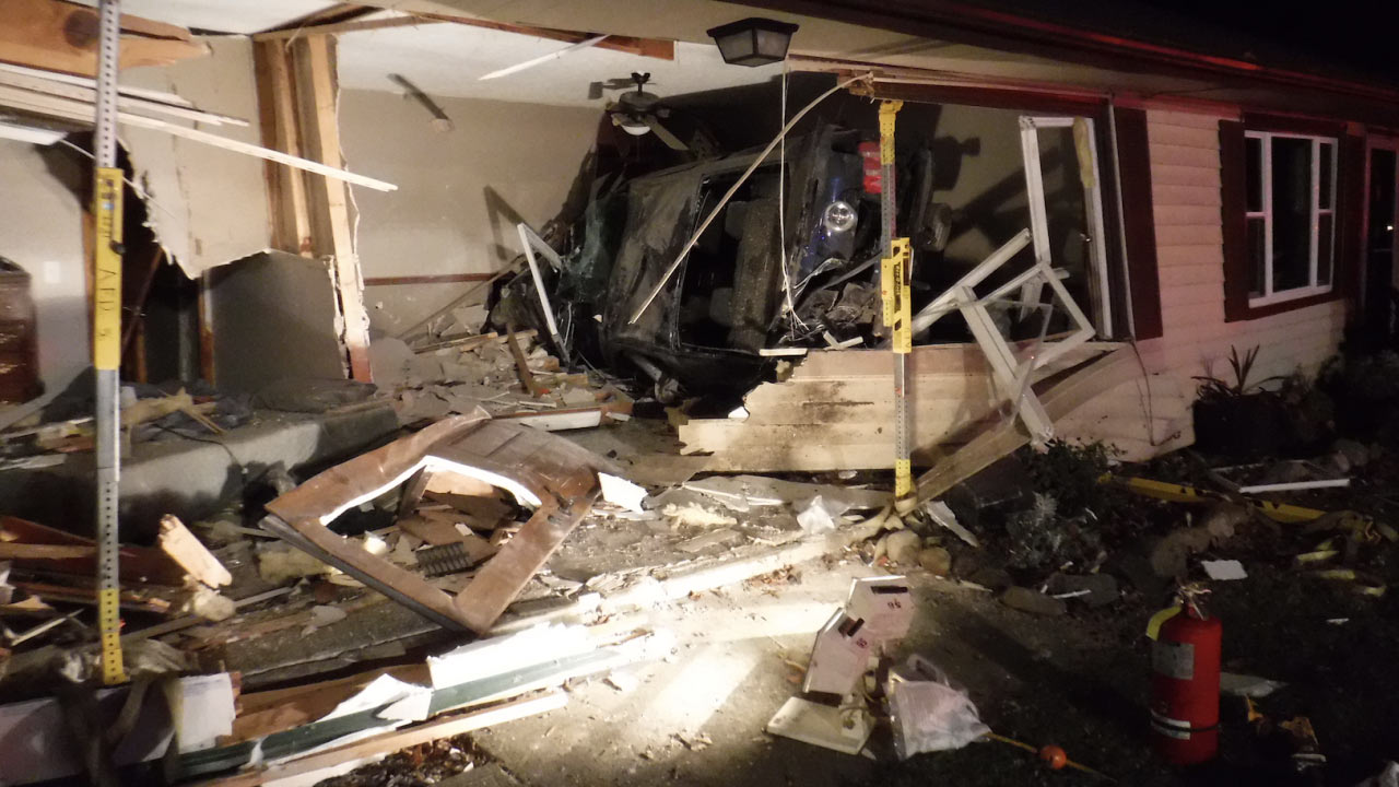 16enne senza cintura sfonda una casa con la sua Ford Mustang, due feriti gravi