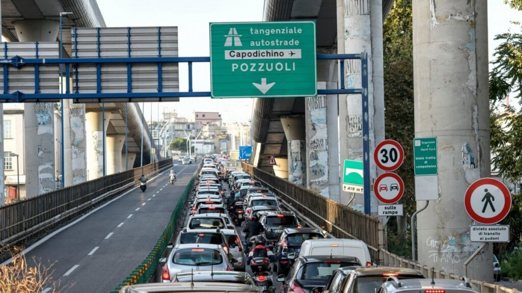 Napoli, positivo al Covid-19 va in tangenziale per aiutare la compagna senza benzina e patente: denunciato