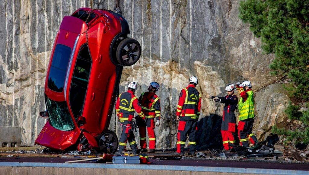 Volvo sicurezza: il lancio da 30 metri d’altezza come crash test [VIDEO]