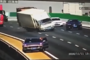 Spaventoso incidente in Cina: camion sbanda e colpisce un SUV che si ribalta e precipita nel vuoto [VIDEO]