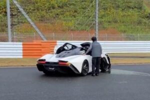 McLaren Speedtail: l’incidente durante una sessione in pista al Fuji Speedway [VIDEO]