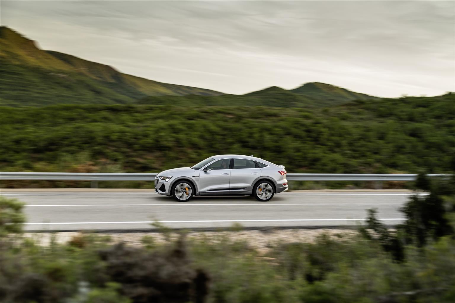 Audi e-tron 55 quattro e Sportback: debutta la ricarica a corrente alternata a 22 kW