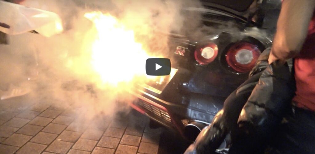 Nissan GT-R: prima le sfiammate al raduno, poi prende letteralmente fuoco [VIDEO]