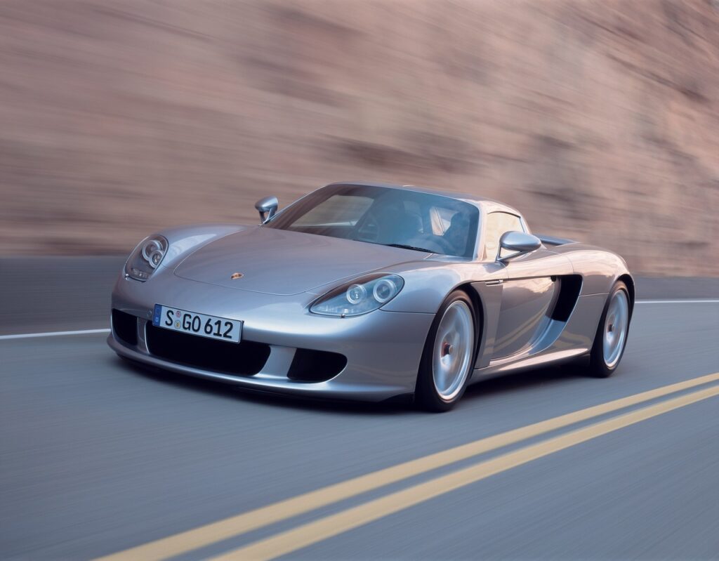 Porsche Carrera GT: la supercar bella e maledetta compie 20 anni [VIDEO]