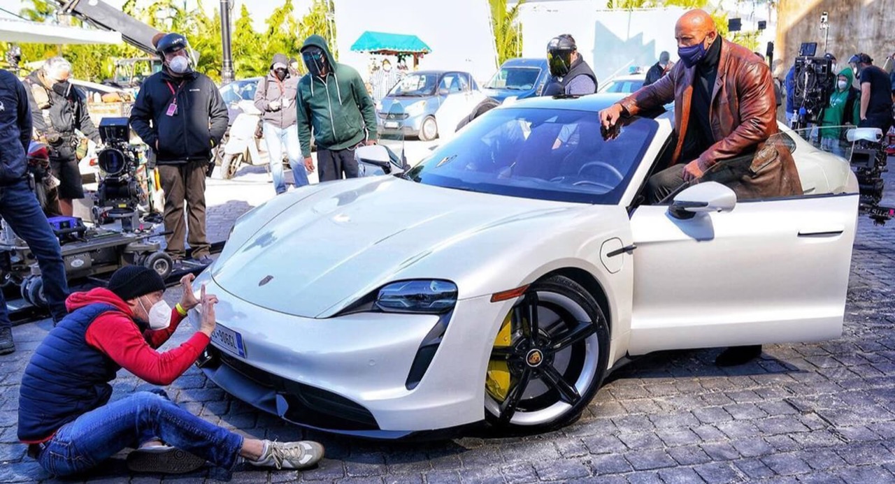 Porsche Taycan: è troppo piccola per Dwayne ‘The Rock’ Johnson, sul set di Red Notice