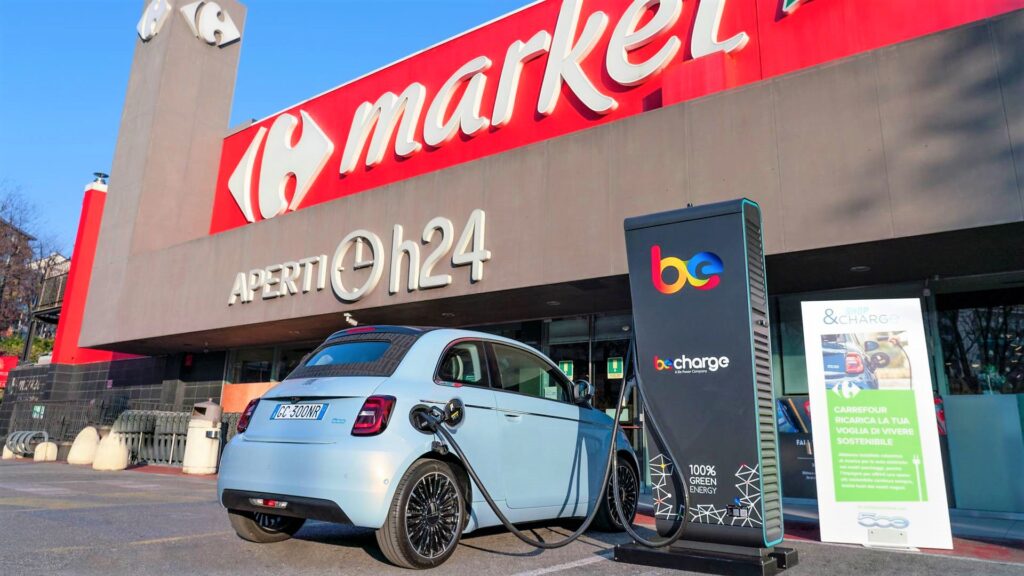 Shop & Charge: la Fiat 500e si ricarica mentre facciamo la spesa