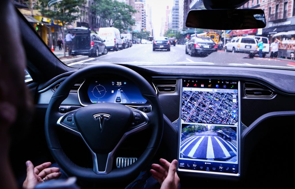 Tesla Autopilot: a processo il canadese che dormiva al volante