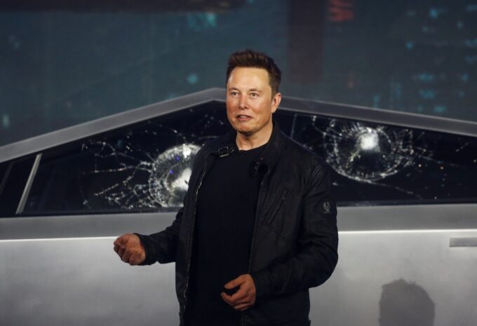 Elon Musk voleva vendere Tesla a Apple, ma Tim Cook non volle incontrarlo