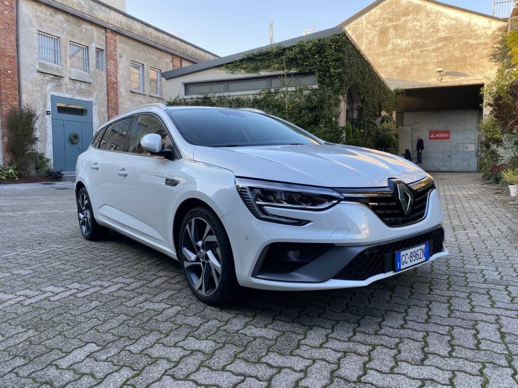Renault Megane Sporter E-Tech: la PROVA SU STRADA della familiare ibrida plug-in
