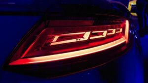 Audi: i Fari posteriori OLED che “parlano” con gli altri guidatori sulla strada