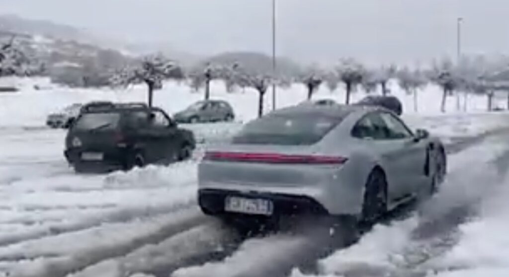 Porsche Taycan vs Fiat Panda 4×4: l’elettrica tedesca sfida la regina delle nevi [VIDEO]