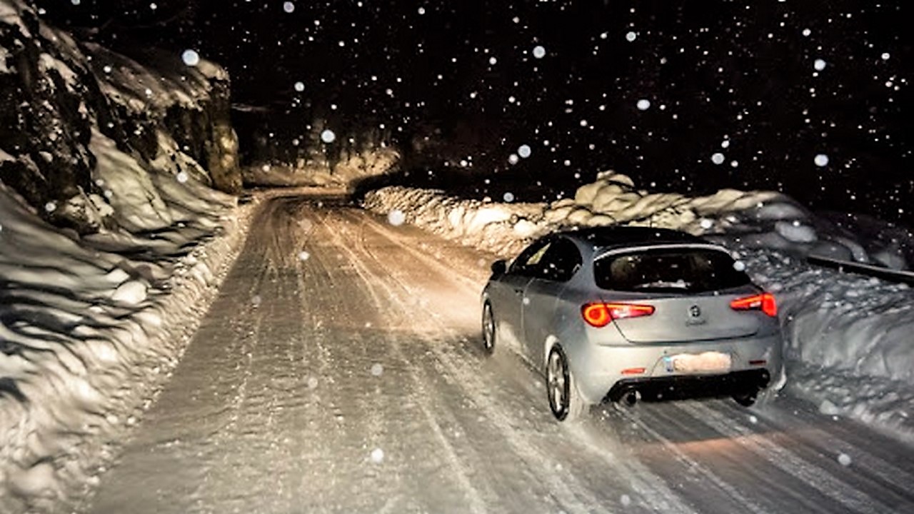 Guidare sulla neve: i consigli per farlo in sicurezza
