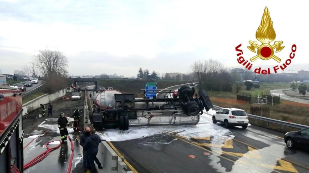 Incidente sulla Rho-Monza: si è ribaltato un camion cisterna