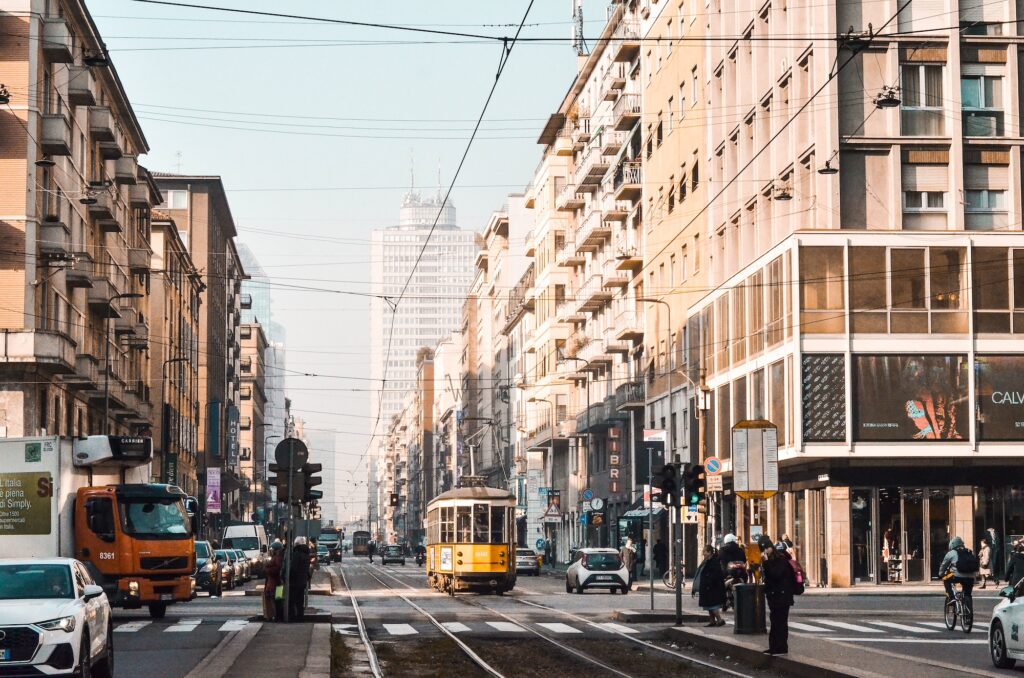Milano: crollano le multe, fondi ridotti per sistemare le strade