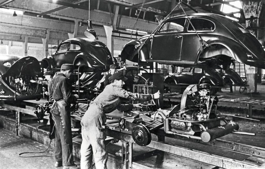 Volkswagen Maggiolino: 75 anni fa iniziava la produzione [VIDEO]