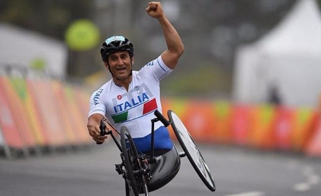 Alex Zanardi c’è! Cenno di intesa a moglie e figlio