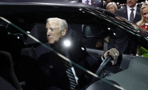 Usa, Biden rilancia la mobilità elettrica con un investimento di 174 miliardi di dollari