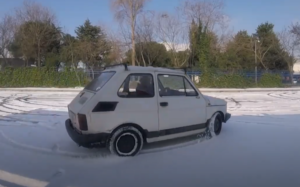 Fiat 126: l’insolito drift sulla neve è old style [VIDEO]