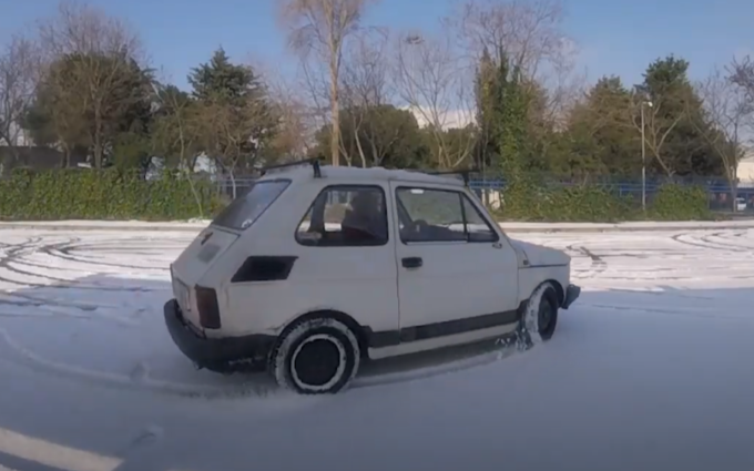 Fiat 126: l’insolito drift sulla neve è old style [VIDEO]