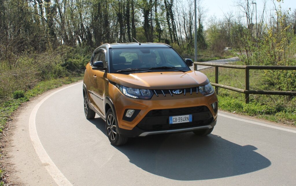 Mahindra KUV100 NXT 2021: la PROVA SU STRADA del city SUV