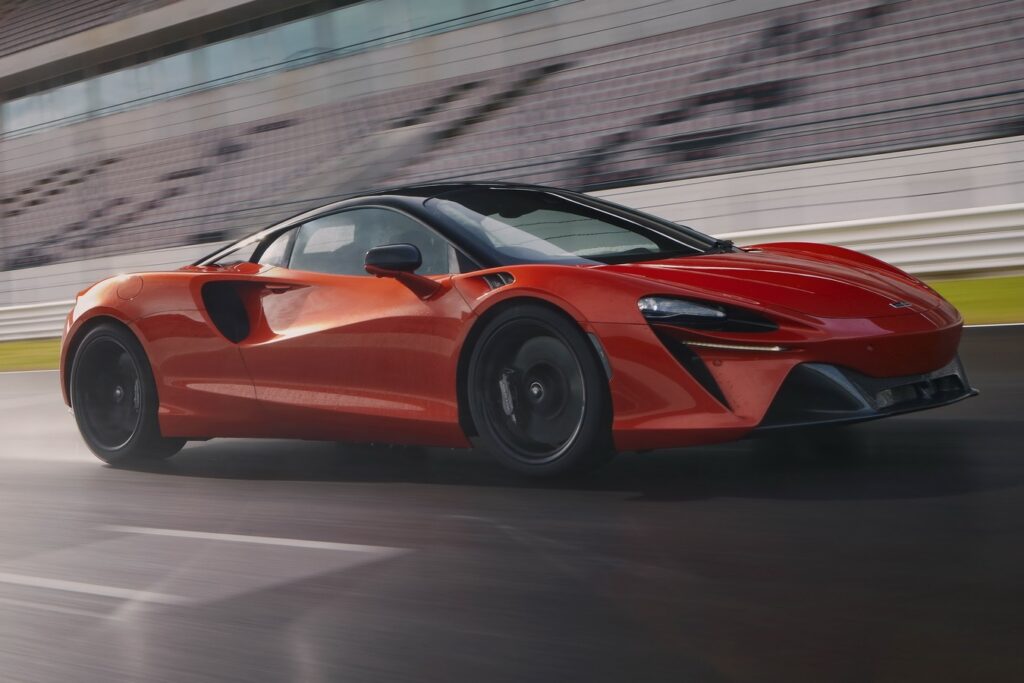 McLaren Artura, ufficializzate le prestazioni: 0-100 km/h in 3 secondi