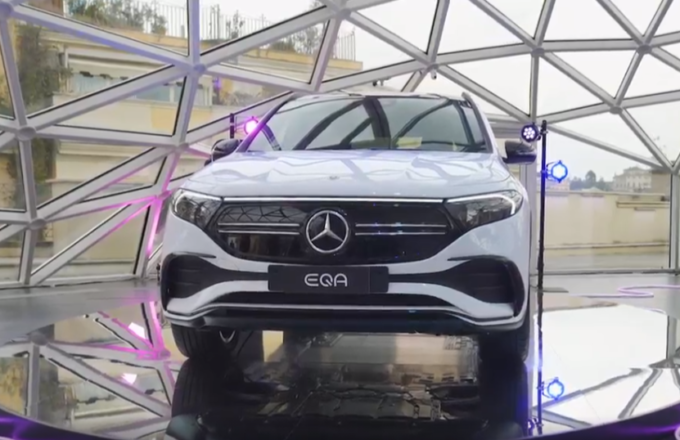 Mercedes EQA: il nuovo SUV elettrico a misura anche di donna [VIDEO]
