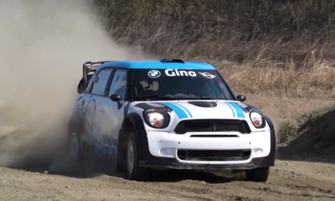 Mini Countryman JCW WRC: piccola da rally in drift sulla terra con Alessandro Gino [VIDEO]