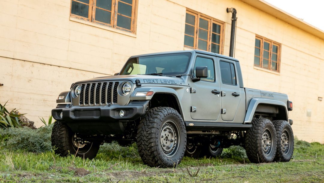 Next Level Jeep Gladiator 6×6: parcheggiate sopra la macchina dell’odioso vicino con nonchalance
