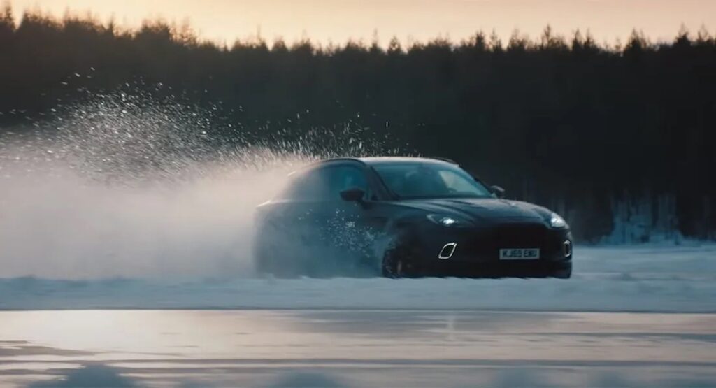 Aston Martin DBX: Sebastian Vettel drifta sulla neve con il potente SUV da 550 CV [VIDEO]