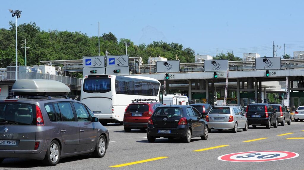 Bari, casellante scrive al sindaco: “Flusso immenso di gente dal Nord, nessun controllo”