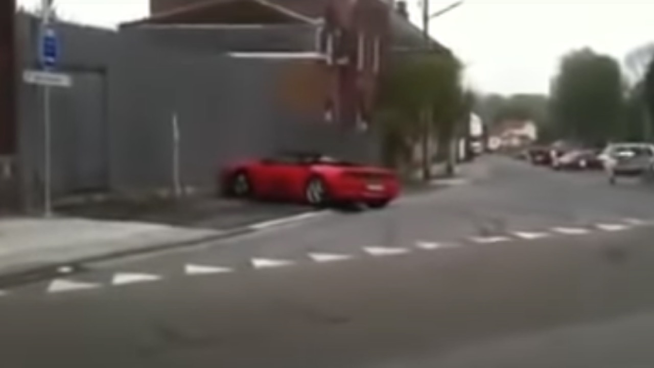 Ferrari 348: ecco come NON guidare una Ferrari quando sei senza controlli elettronici