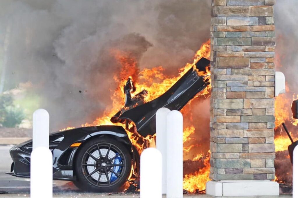 McLaren 765 LT: l’auto va in fiamme a soli 3 giorni dal ritiro in concessionario [VIDEO]