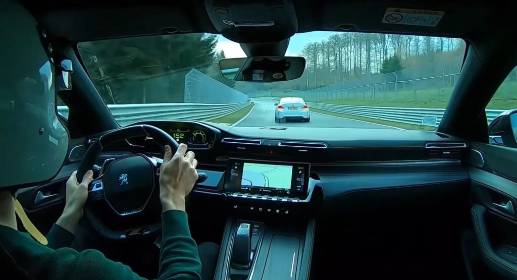 Peugeot 508 PSE: la gara al Nurburgring contro una BMW M2 [VIDEO]