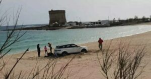 Porto Cesareo, Salento: arriva dalla Calabria e guida il SUV sulla spiaggia, 2.700 euro di multa [VIDEO]